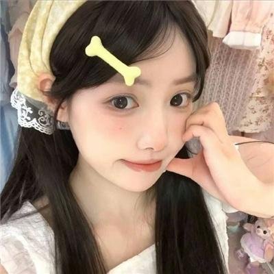 一个唱歌，另一个不唱歌